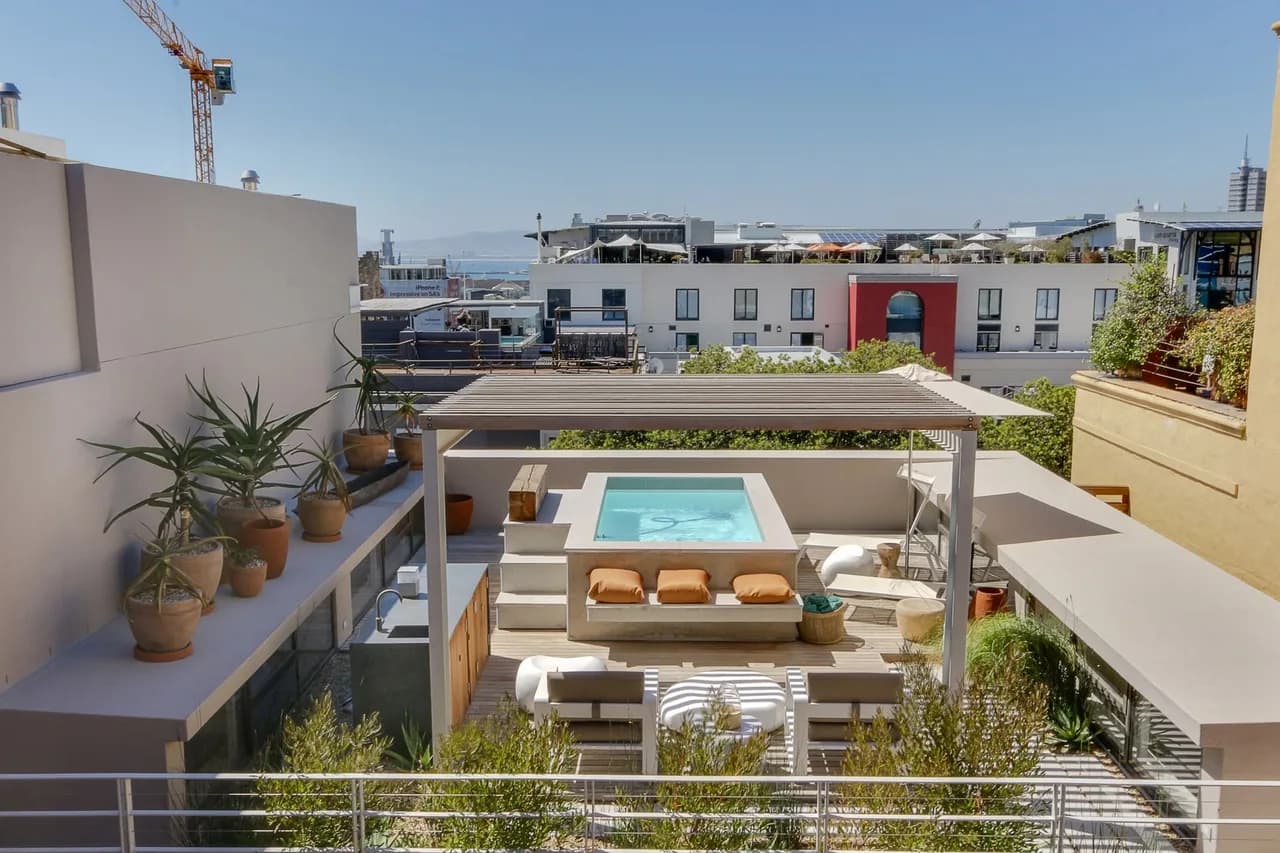 Peaceful Haven With Exceptional City Views photo 5