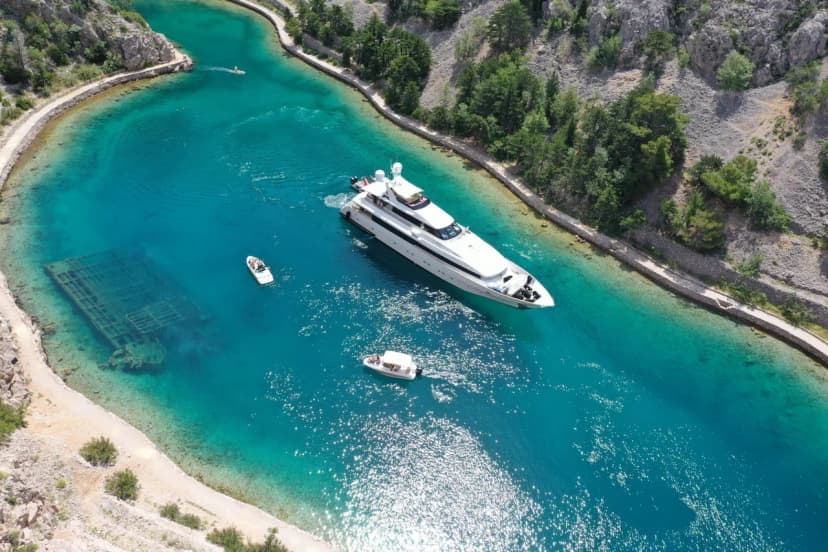 38m Luxurious Yacht With Cinema Room