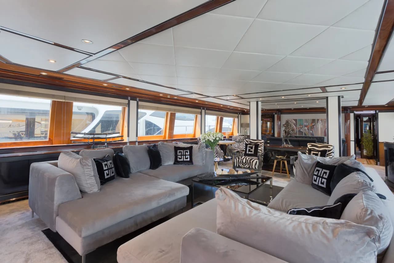 38m Luxurious Yacht With Cinema Room photo 2