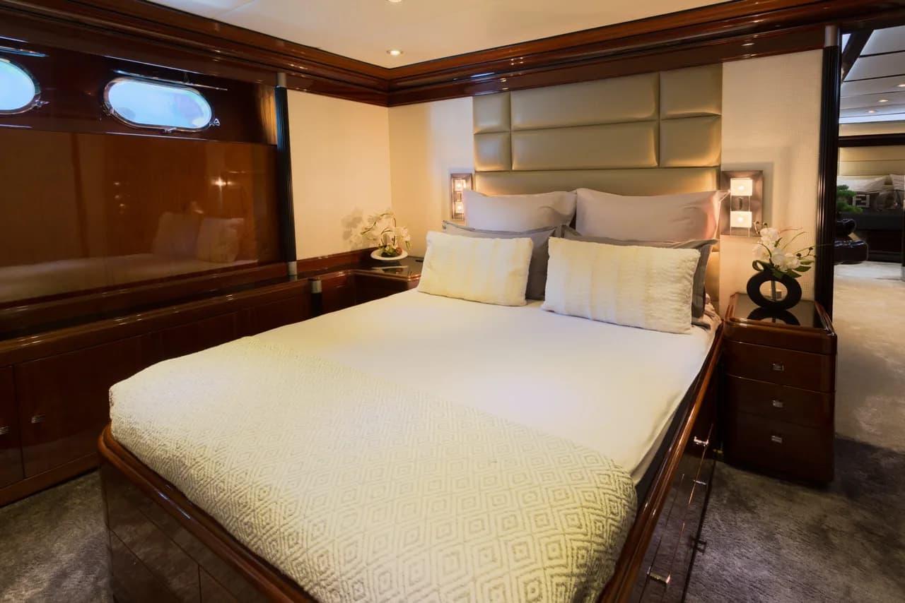 38m Luxurious Yacht With Cinema Room photo 3