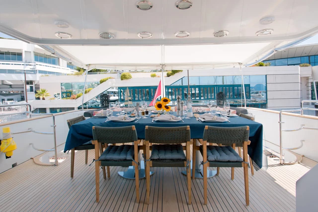 38m Luxurious Yacht With Cinema Room photo 5
