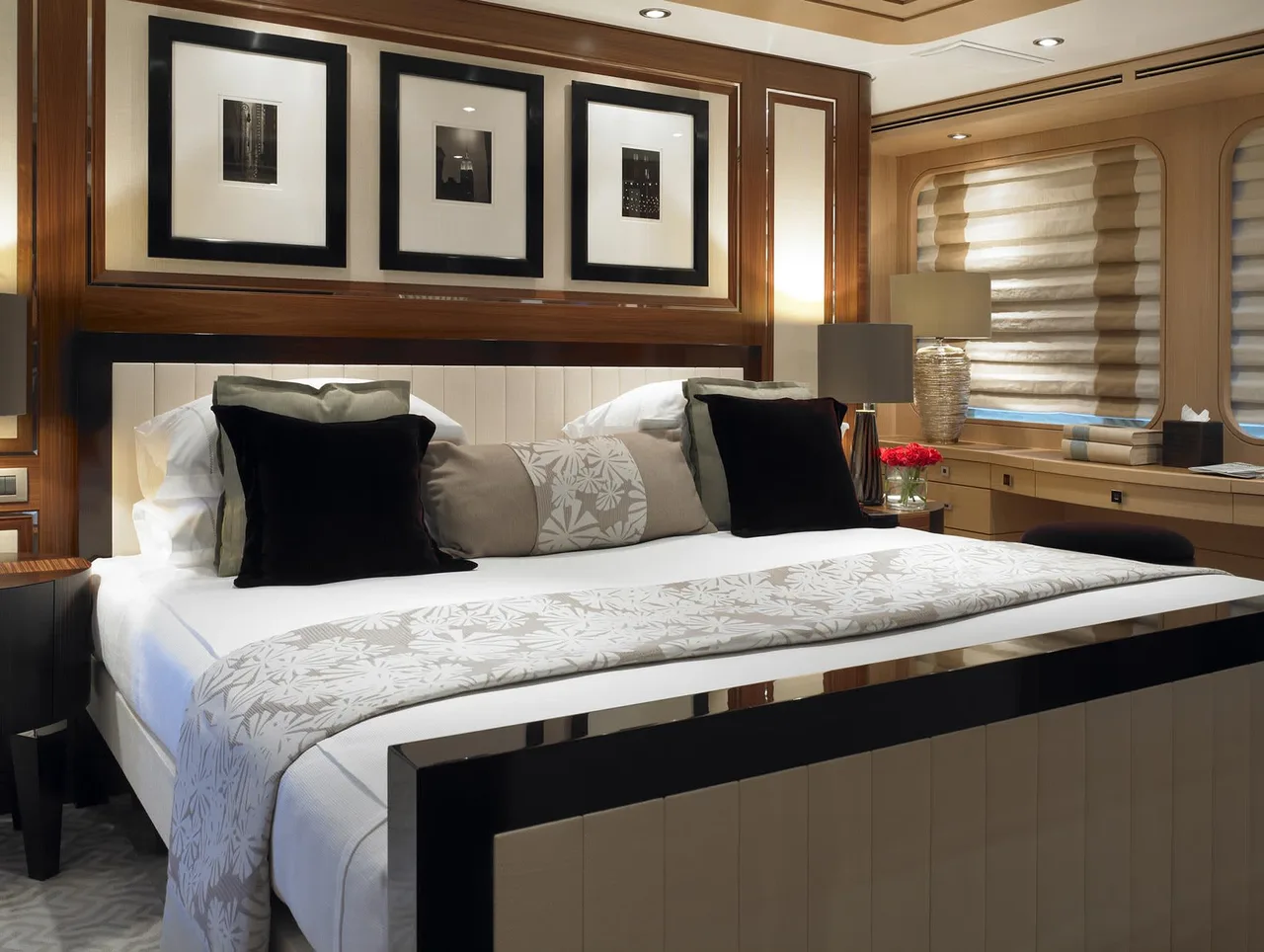 39m Marvellous Yacht With On-Deck Jacuzzi photo 3