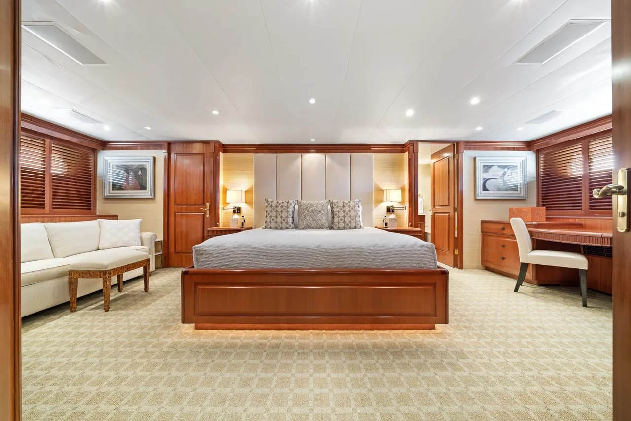 40.2m Stylish Yacht With On-Deck Jacuzzi And Bar photo 3