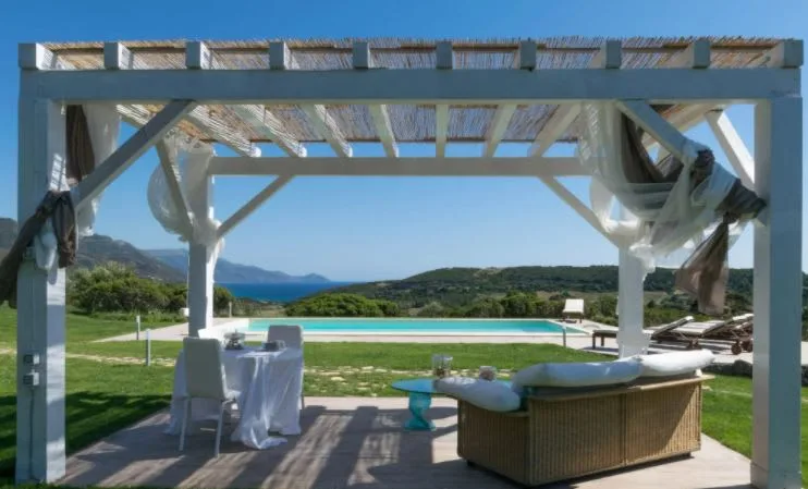 ECOLOGICAL OASIS VILLA WITH CLEAR CRYSTALINE WATER