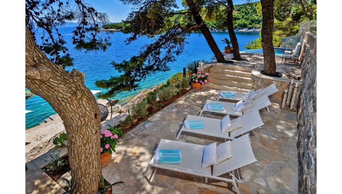 Unbelievable Beachfront Villa With Mediterranean Plants And Pool photo 3