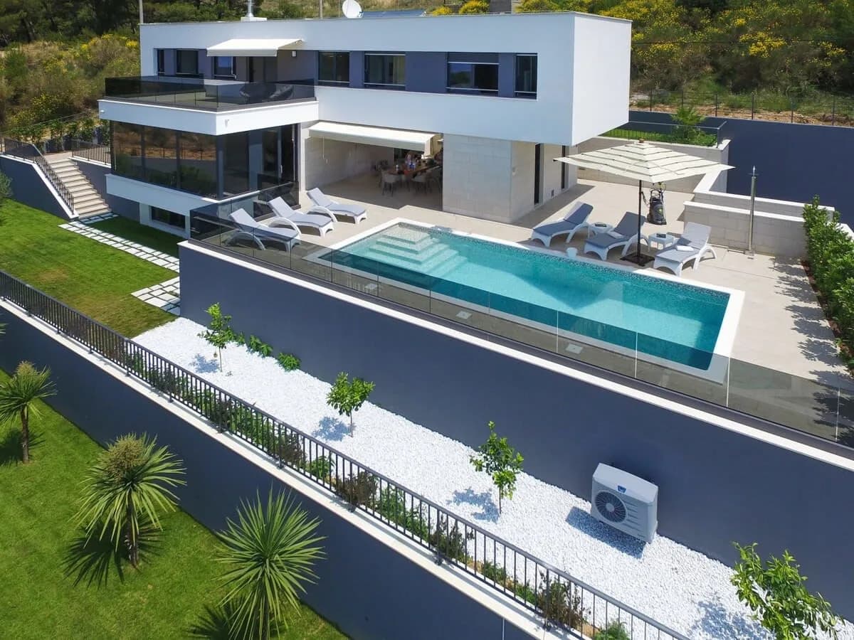 Newly Built Villa with Large Pool and Steam Room photo 2