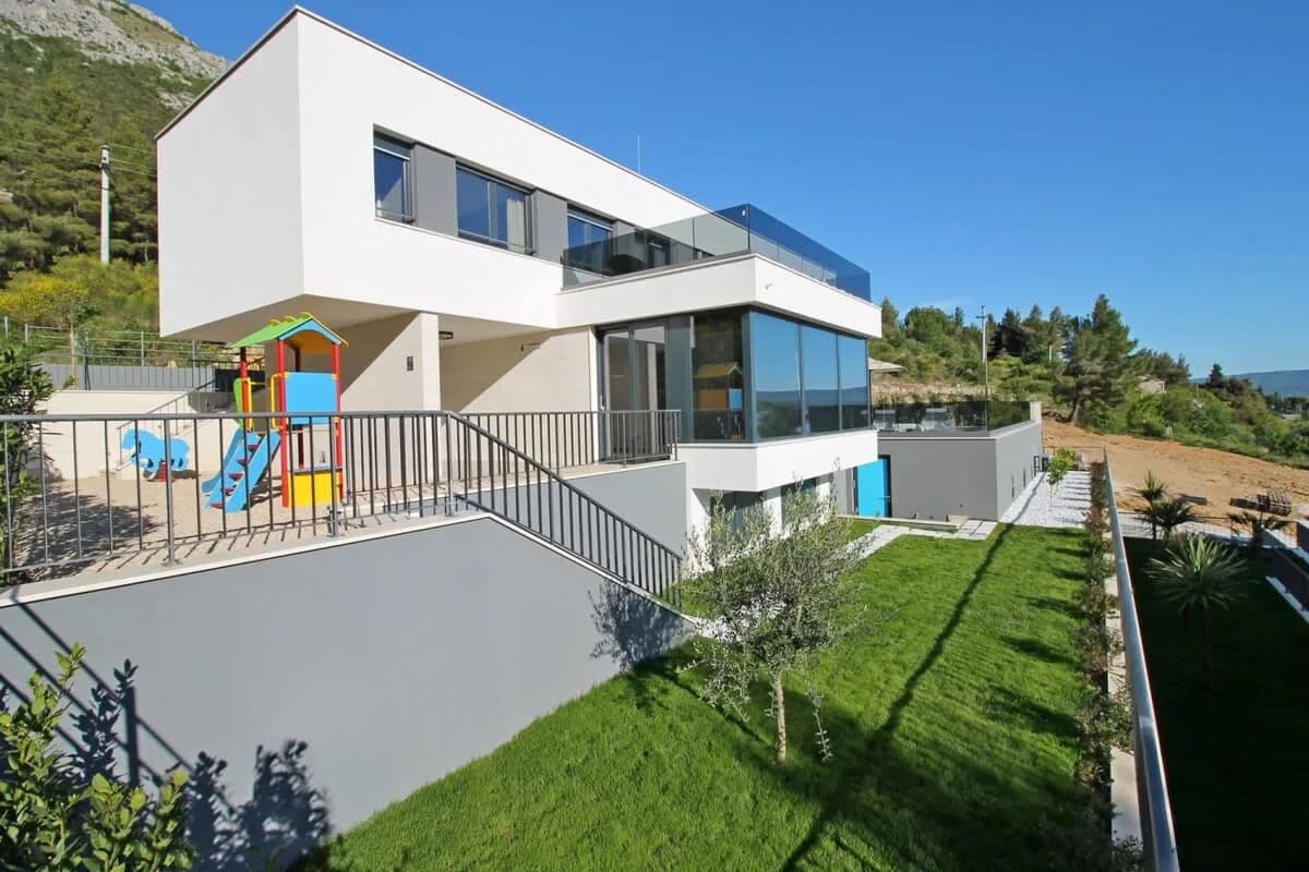 Newly Built Villa with Large Pool and Steam Room photo 3