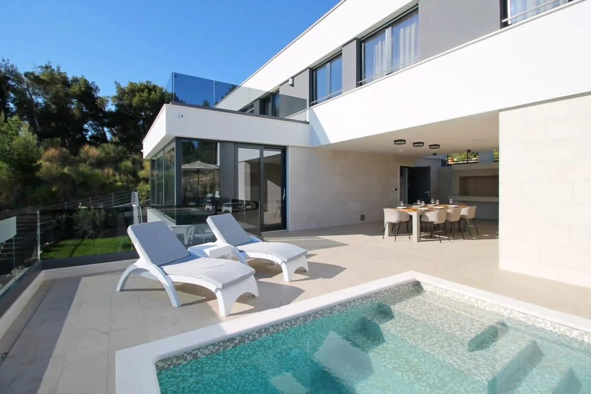 Newly Built Villa with Large Pool and Steam Room photo 4