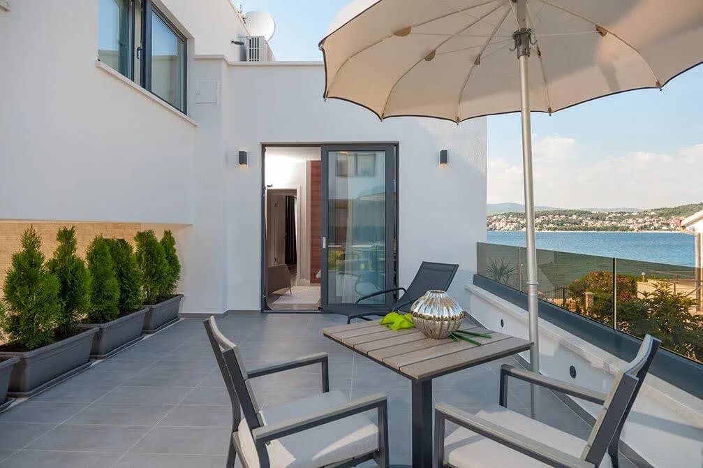 Modern Summer Beachfront Villa photo 2