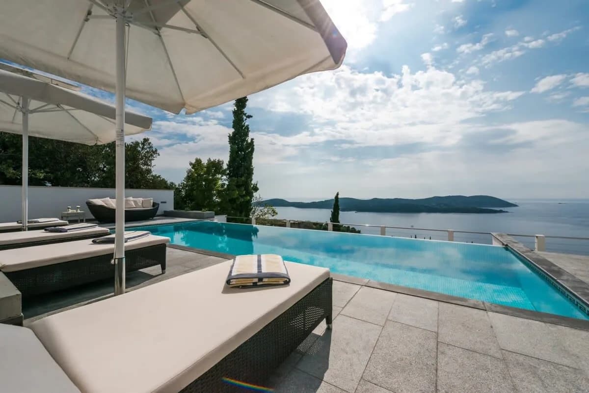 Clean Spacious Villa with Large Pool photo 2