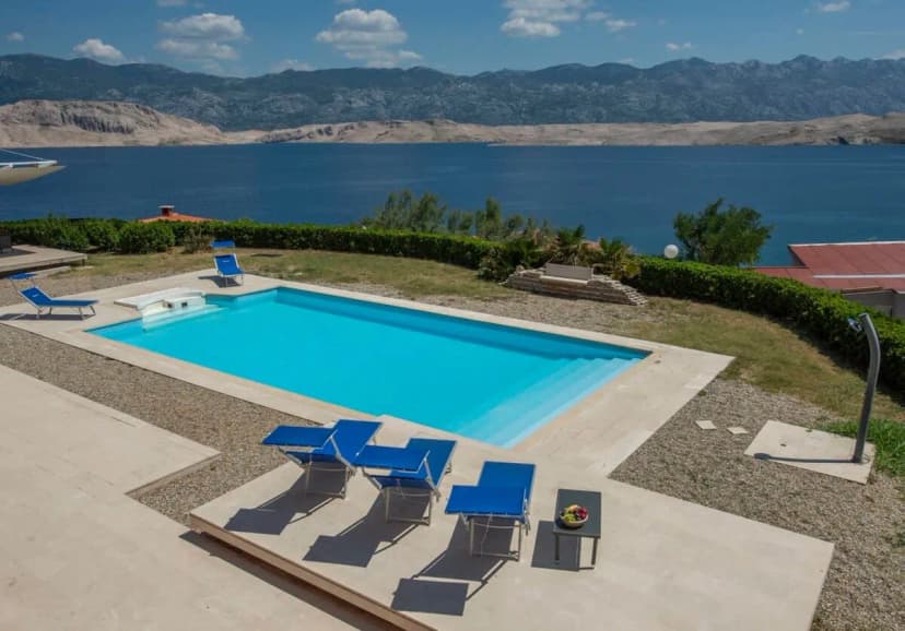 Spacious Villa With Jacuzzi And Near The Beach