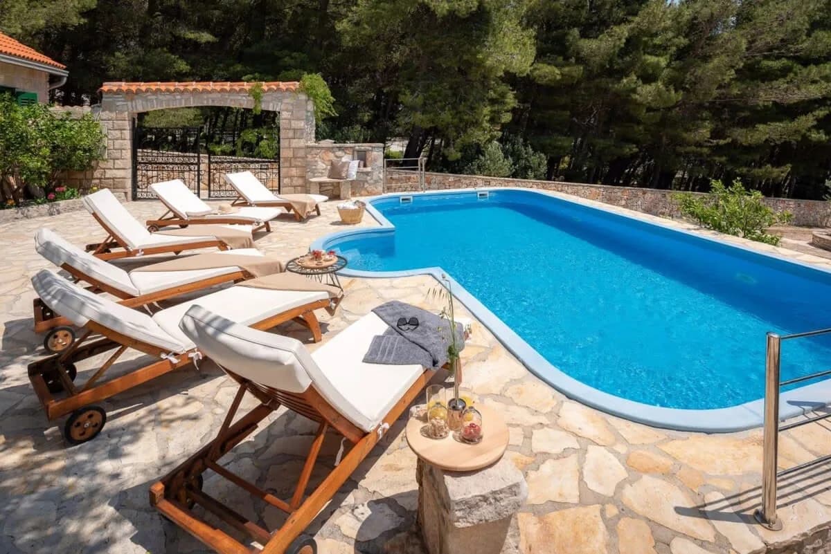 Charming Villa With Large Pool And Waterfall photo 4