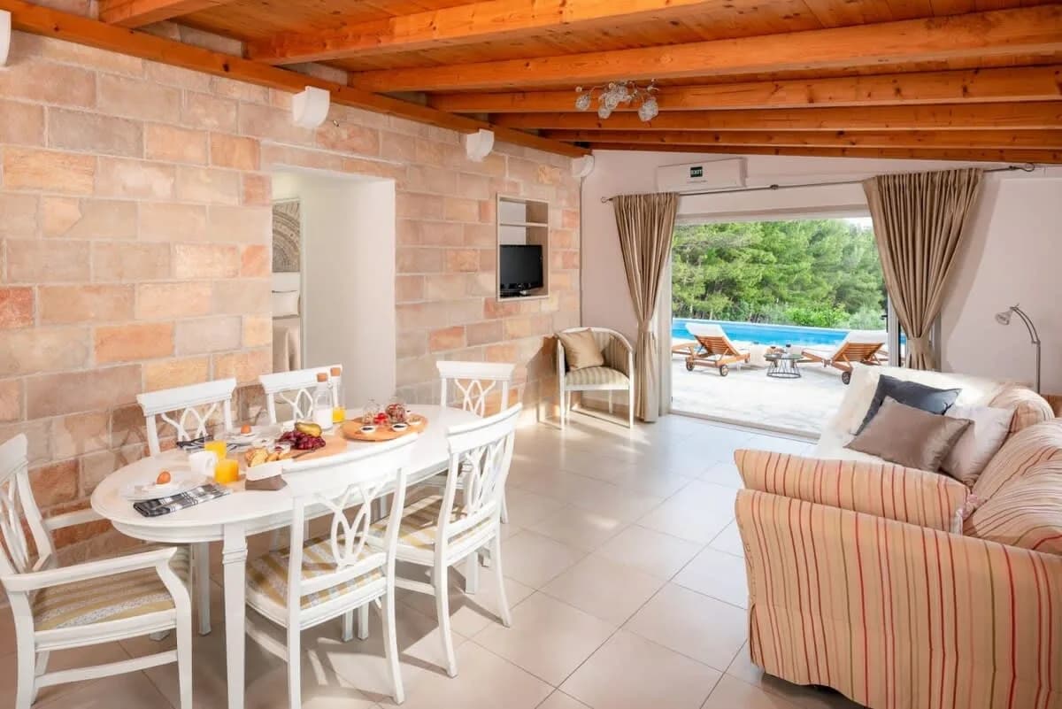 Charming Villa With Large Pool And Waterfall photo 5