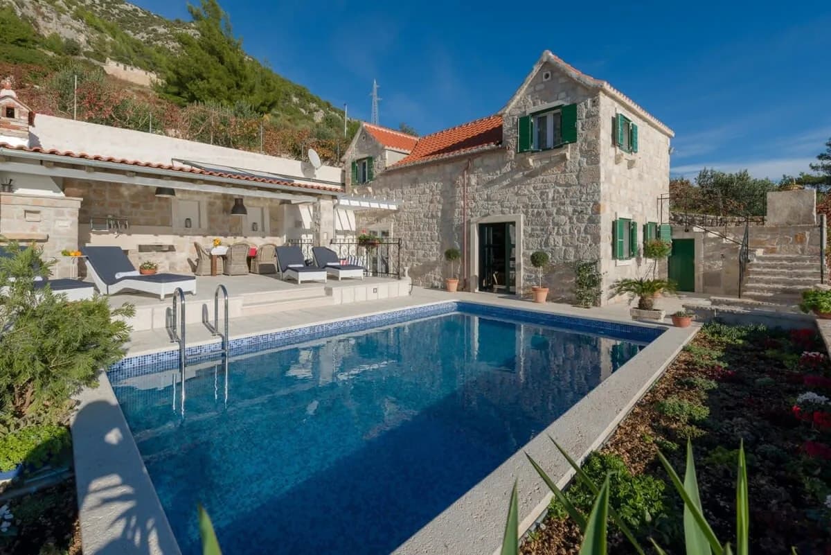 Renovated Beachfront Villa With Stunning Viewss photo 3