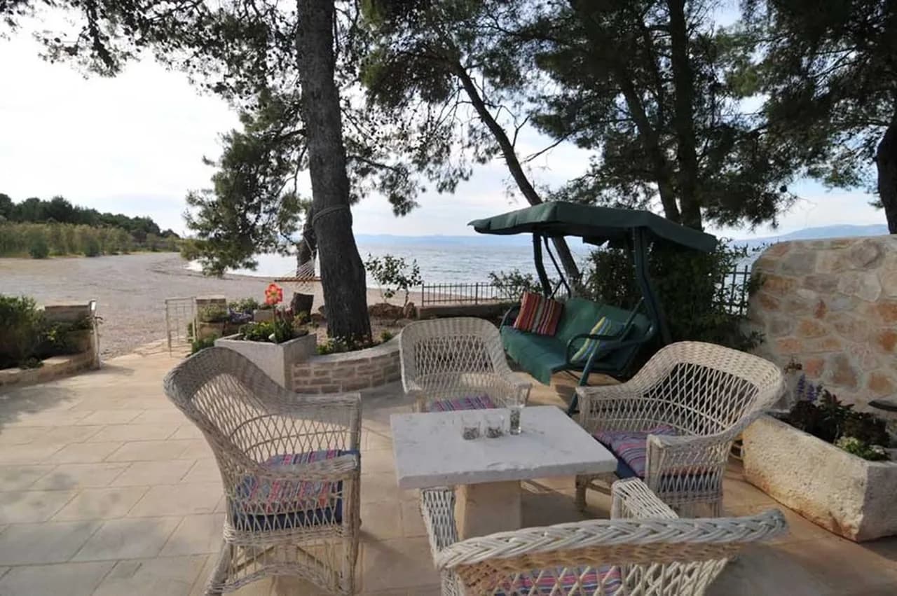 Elegant Style Villa With Gorgeous Mediterranean Plants photo 3