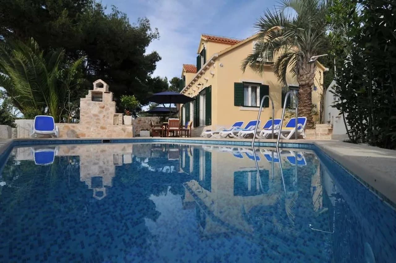 Elegant Style Villa With Gorgeous Mediterranean Plants photo 5