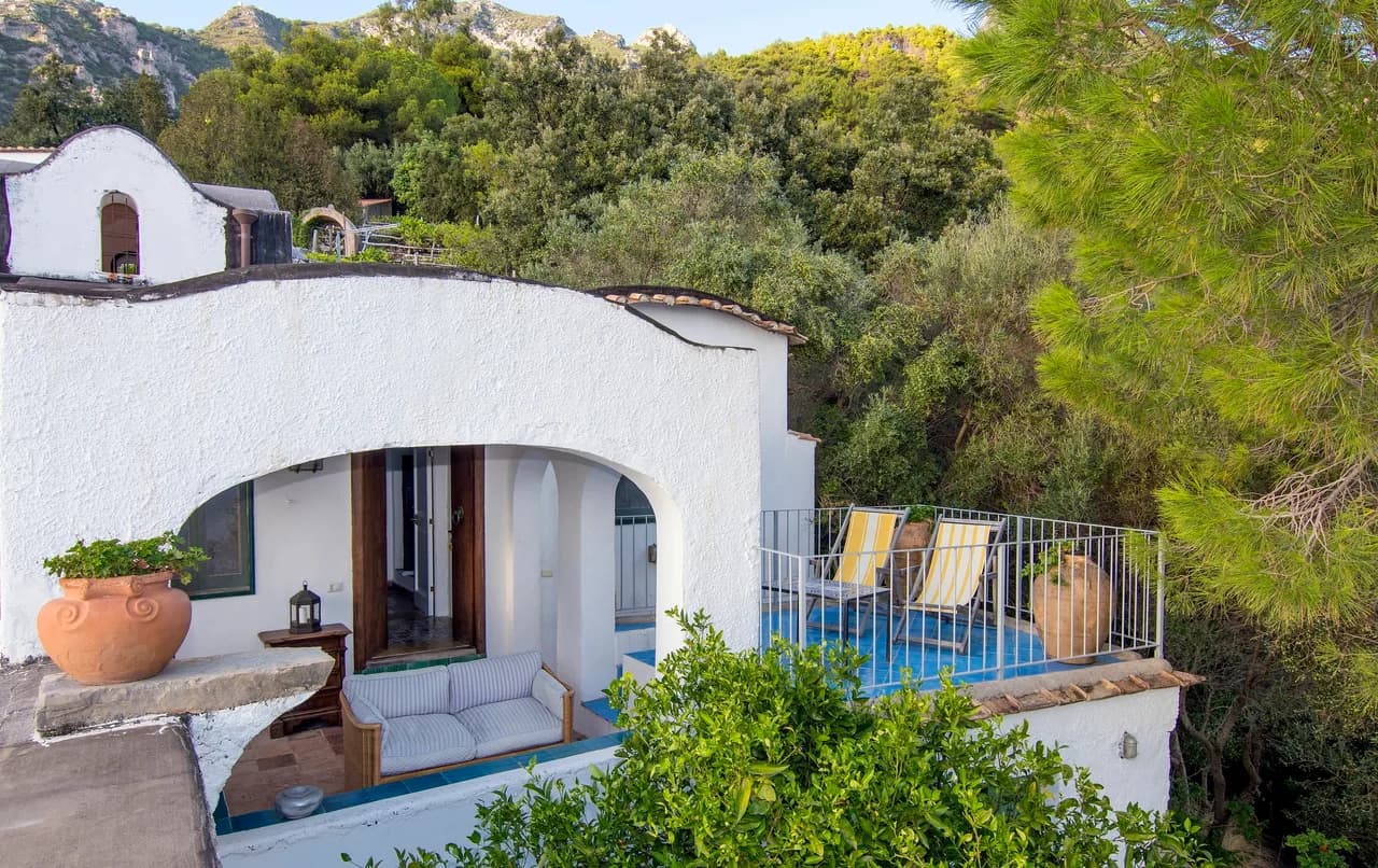 Full Of Charm Villa Surrounded By Vegetation photo 4