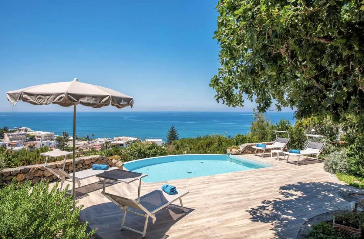 Panaromic Villa With Enchanting Blues