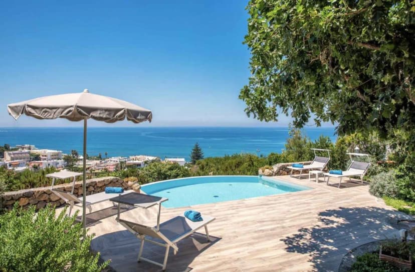 Panaromic Villa With Enchanting Blues