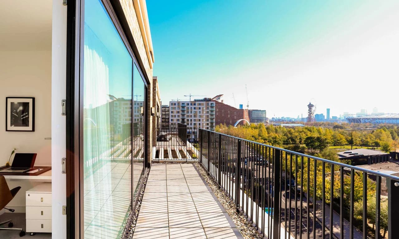 Designer Three Bedroom Penthouse in East London photo 3