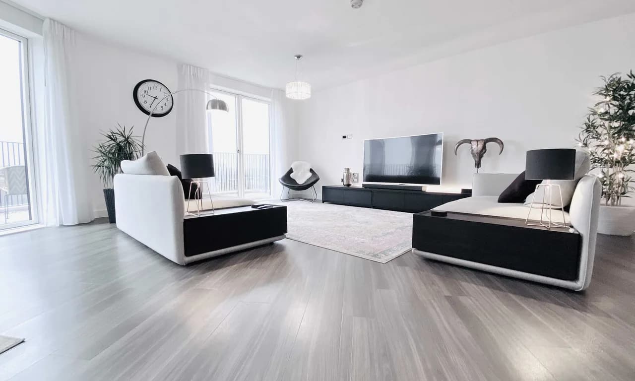 Designer Three Bedroom Penthouse in East London photo 5