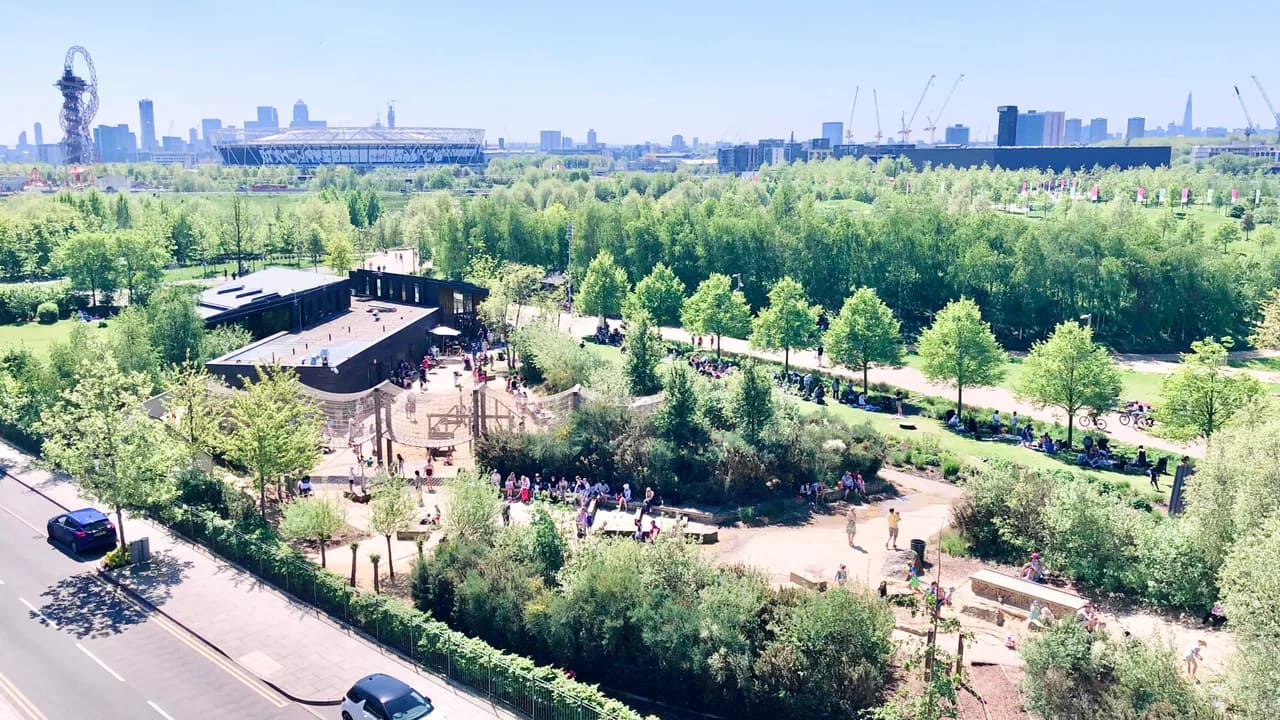 Panoramic Park View Penthouse in Stratford, London, England photo 3
