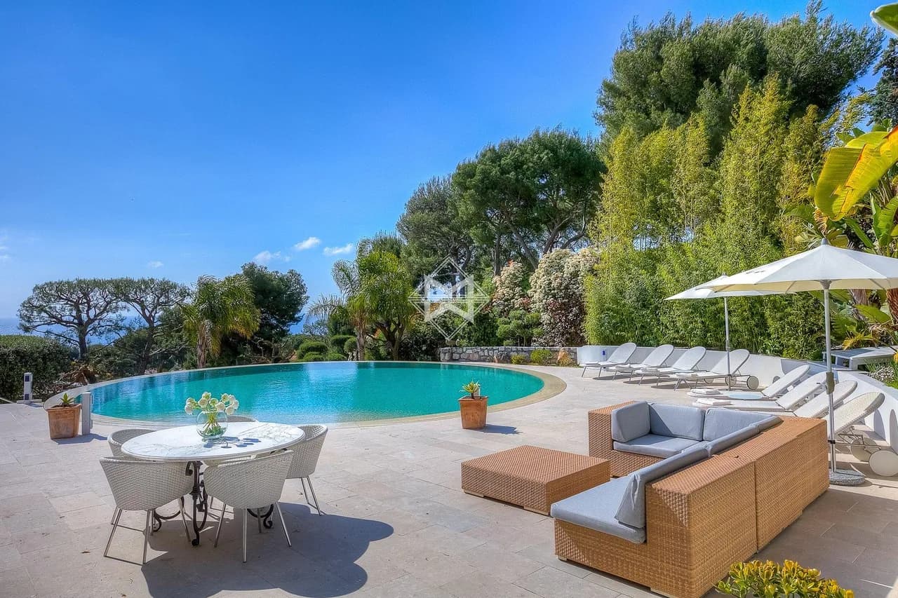 Superb Mediterranean Villa In The Peninsula
