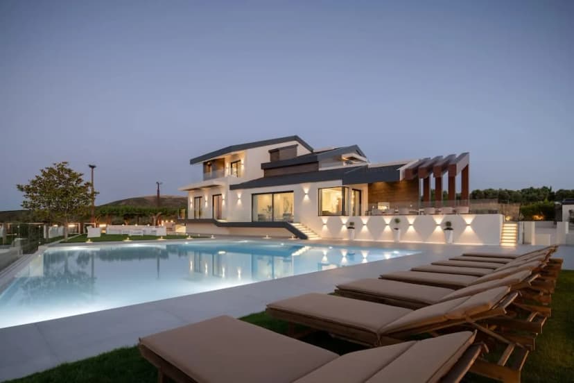 Prestige Modern Family Villa With Games Room