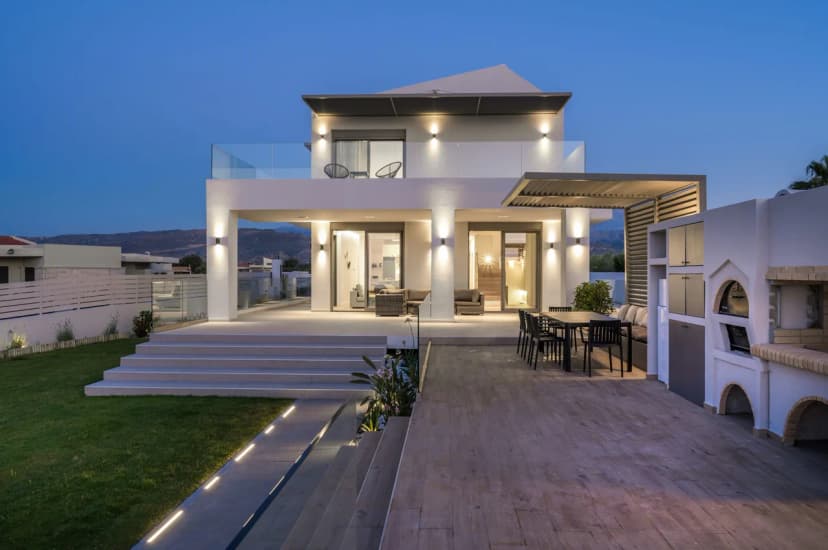 Modern Coastline Villa With Magnificent Panoramic Views