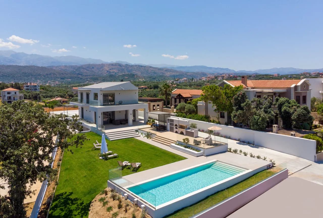 Modern Coastline Villa With Magnificent Panoramic Views photo 5