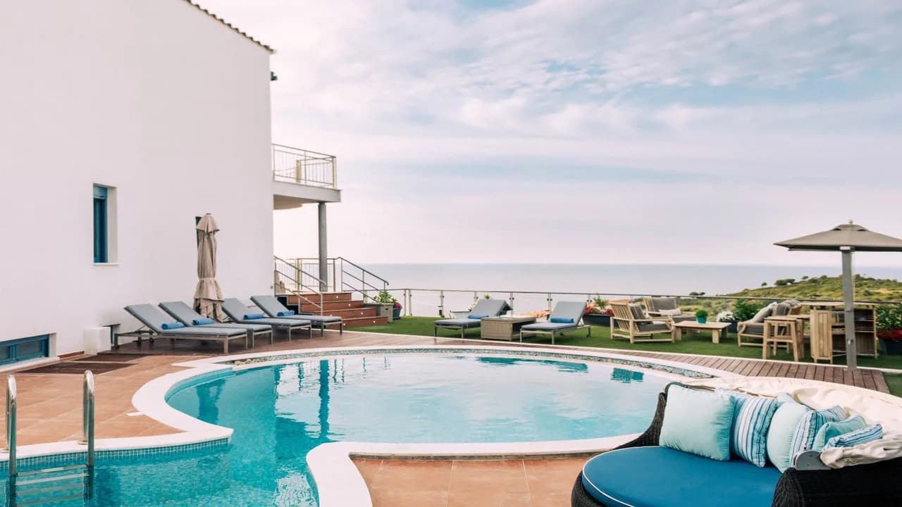 Elegant Family Villa With Unique Infinity Style Pool