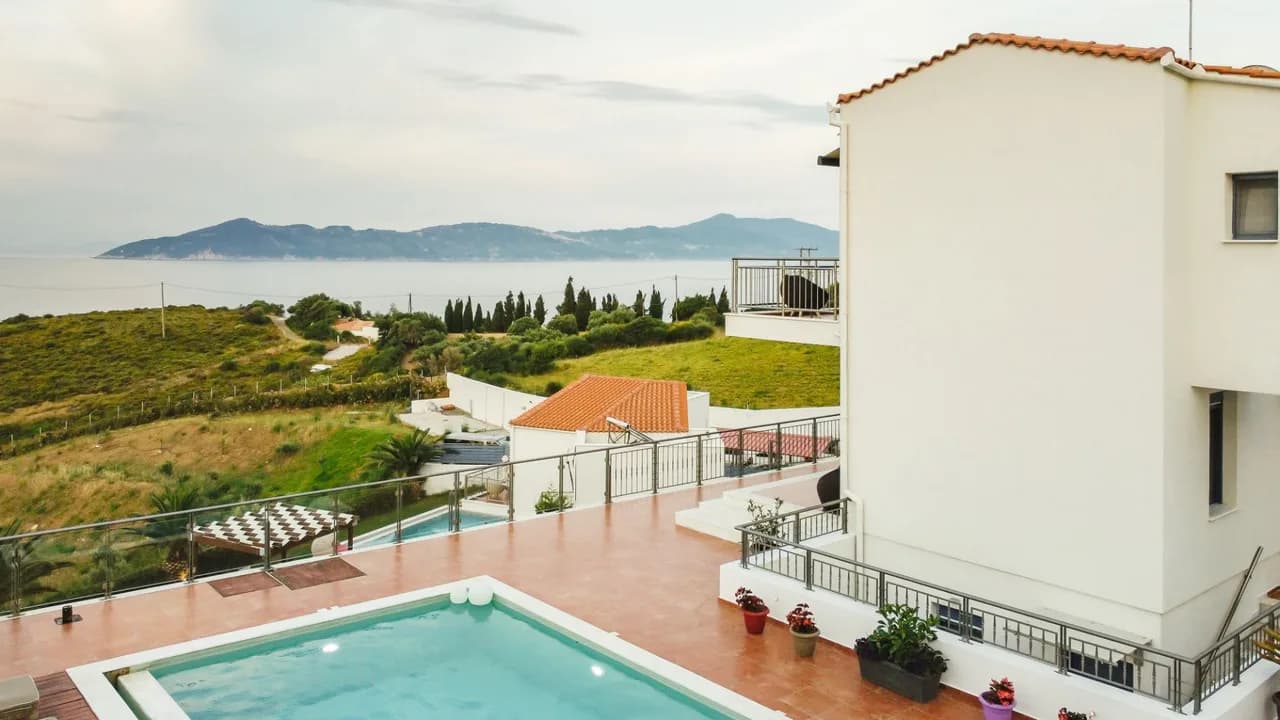Modern And Fresh Villa With Exceptional Views