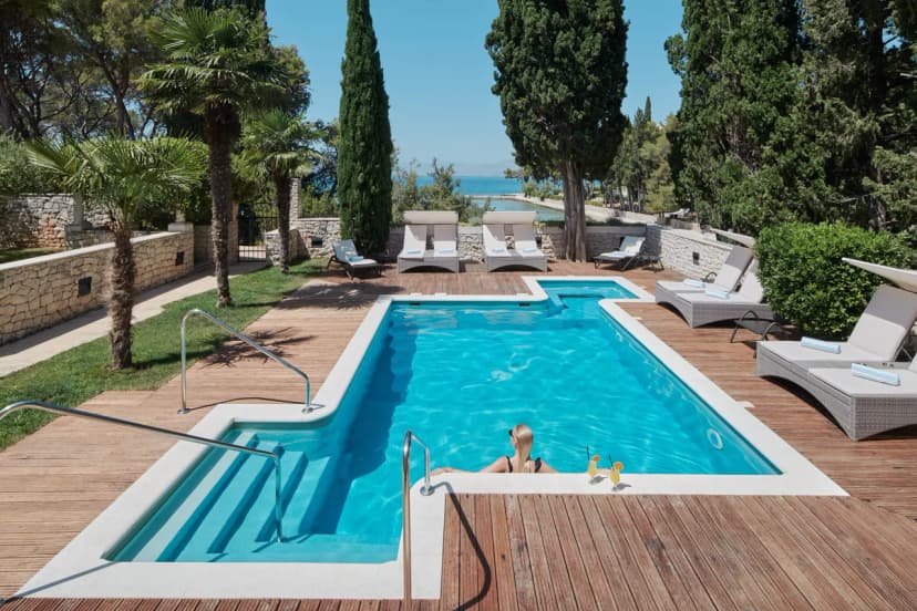 Modern 7 BR Villa Located By The Beach