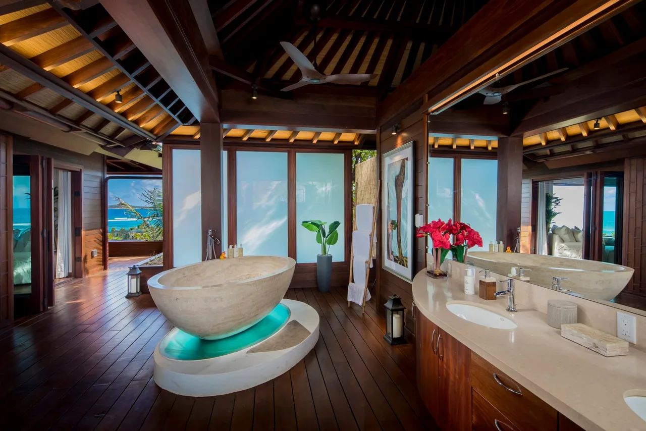 Stunning Balinese Style Room With Panoramic Views