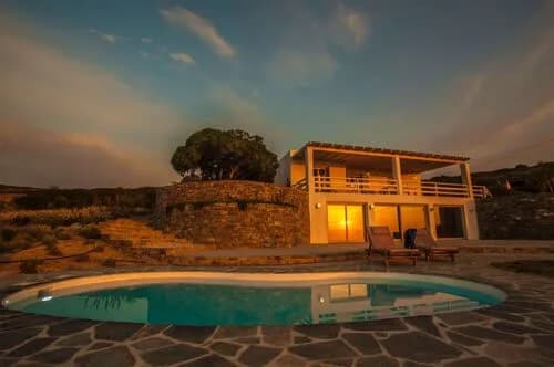 Luxurious Villa Overlooking The Aegean Sea