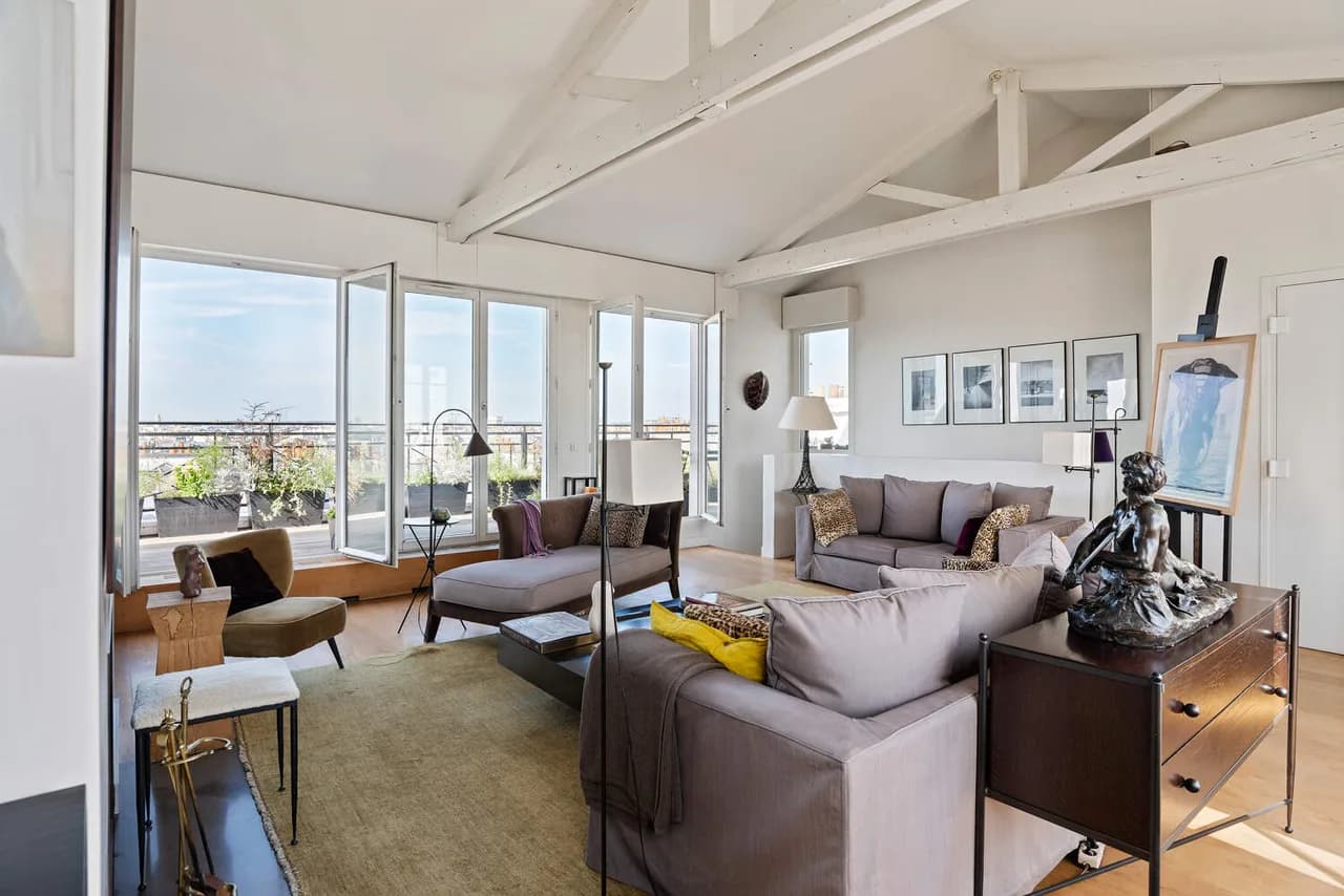 Stunning 3 BR Duplex With Beautiful City View