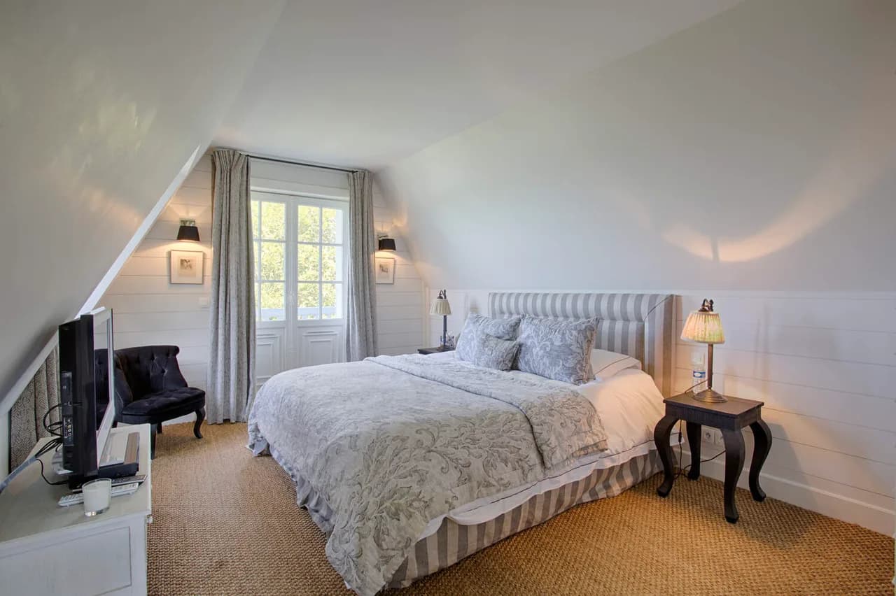 Fantastic House With Fairy Tale Castle Appearance photo 4