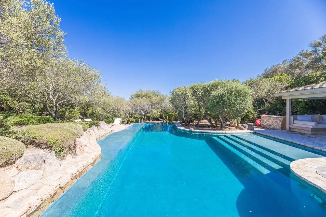 Glamorous Waterfront Villa Within Walking Distance Of Beach