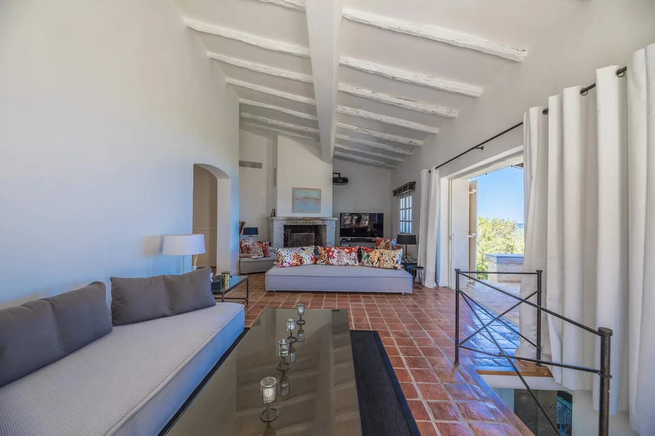 Glamorous Waterfront Villa Within Walking Distance Of Beach photo 2