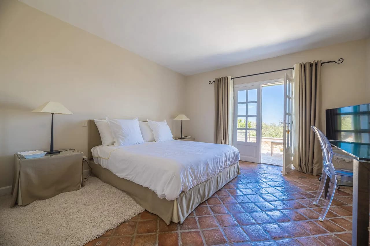 Glamorous Waterfront Villa Within Walking Distance Of Beach photo 4