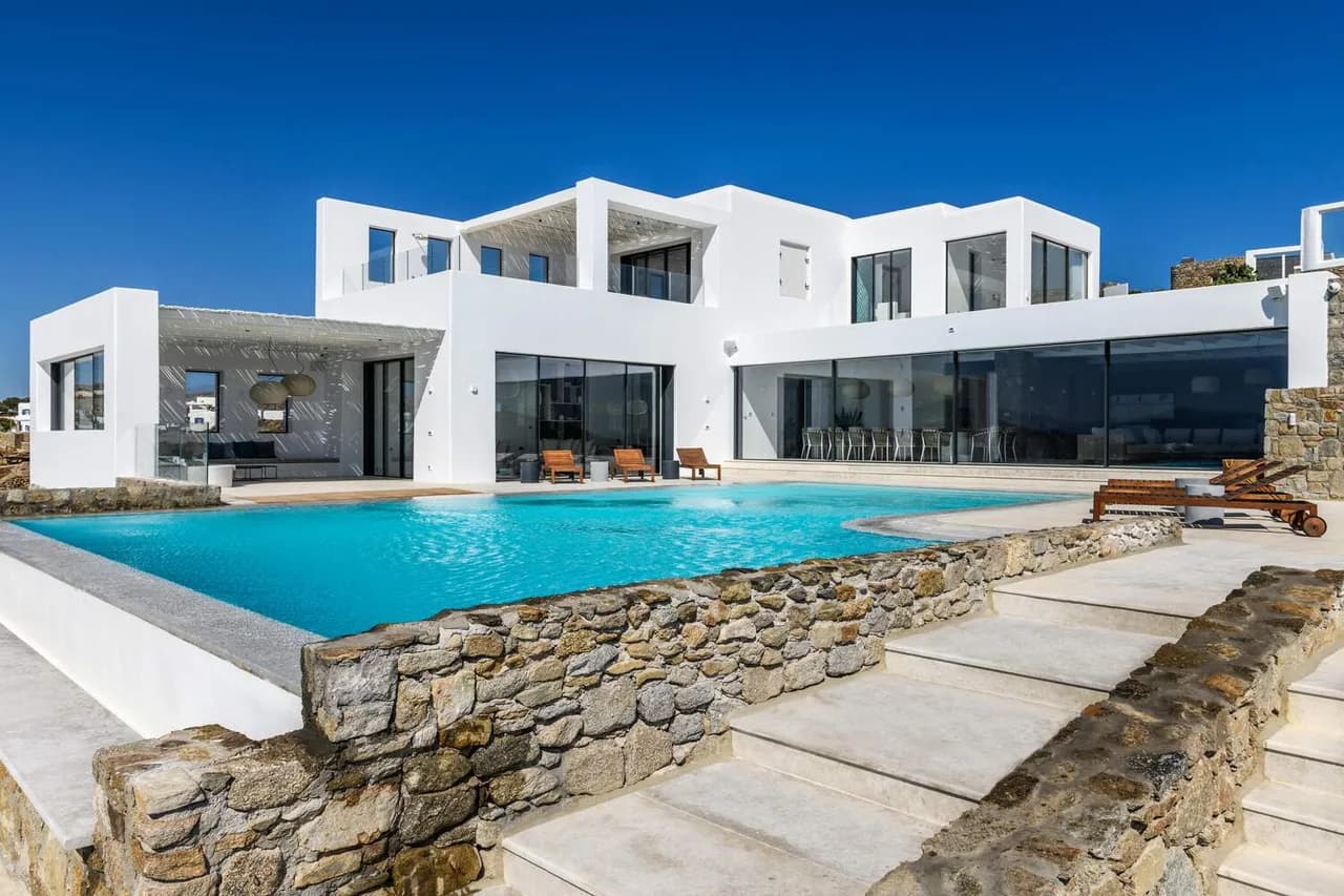 Peaceful 8 BR With Overflowing Swimming Pool