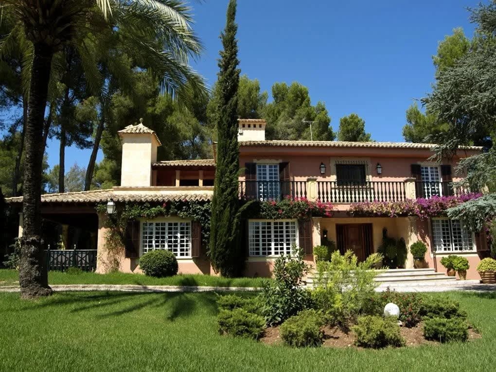 Deluxe Modern House with Amazing Furniture and Swimming Pool