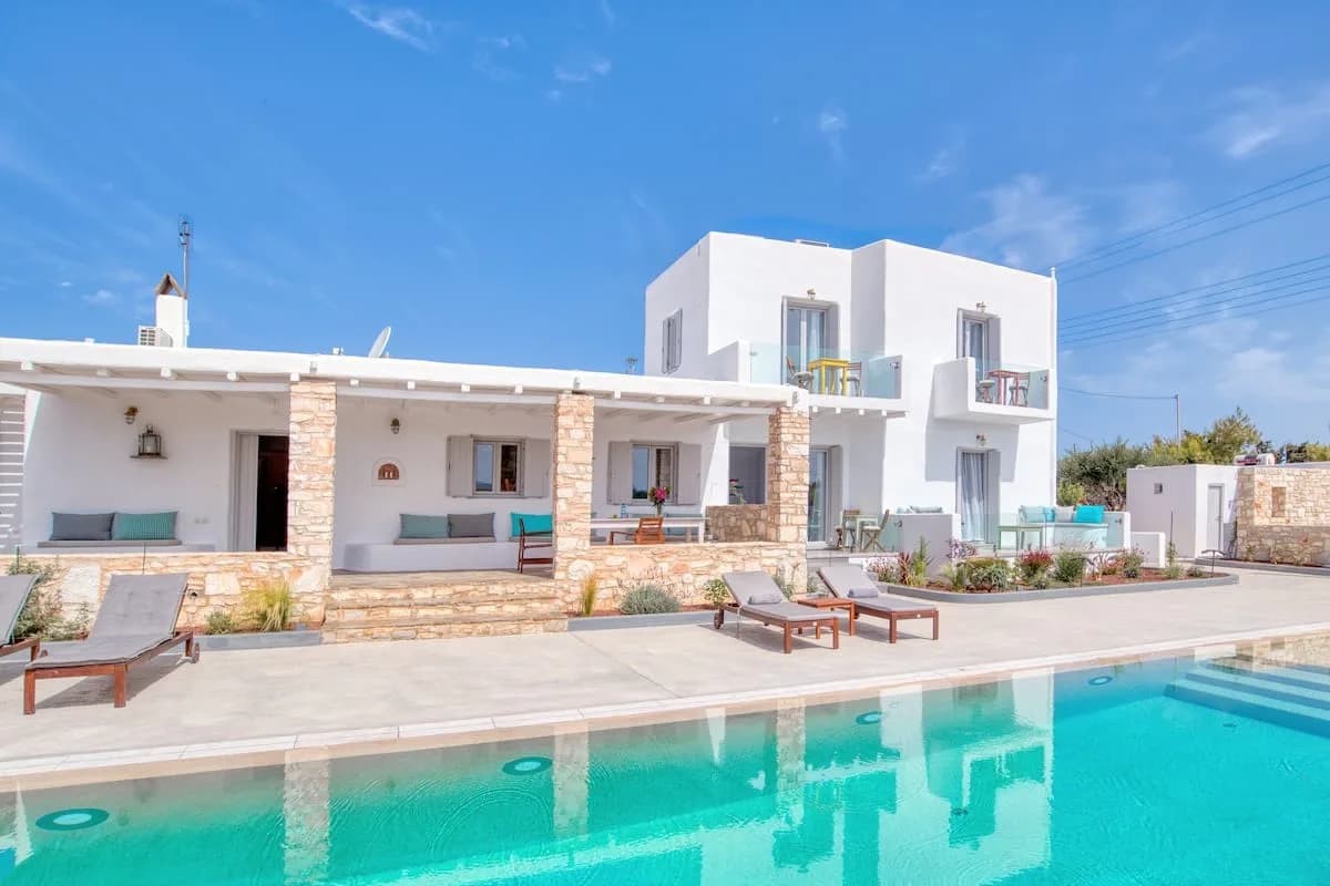 Beautifully Decorated Apartment With Refreshing Outdoor Pool