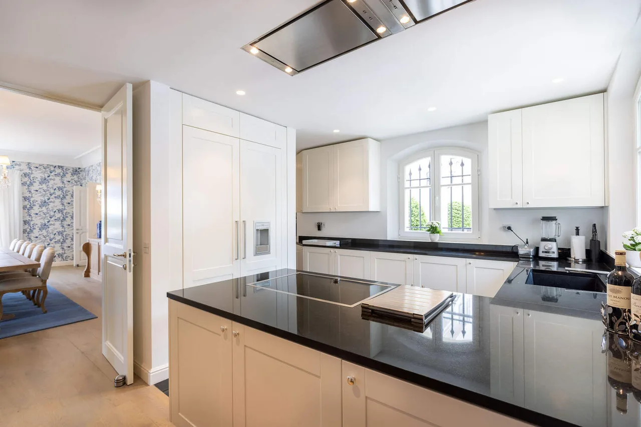 Stylish Villa With Tennis Court And Pool House photo 3