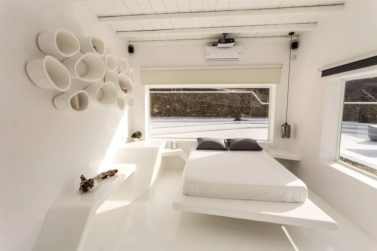 Sun Washed Villa with Aesthetic Amenities photo 3