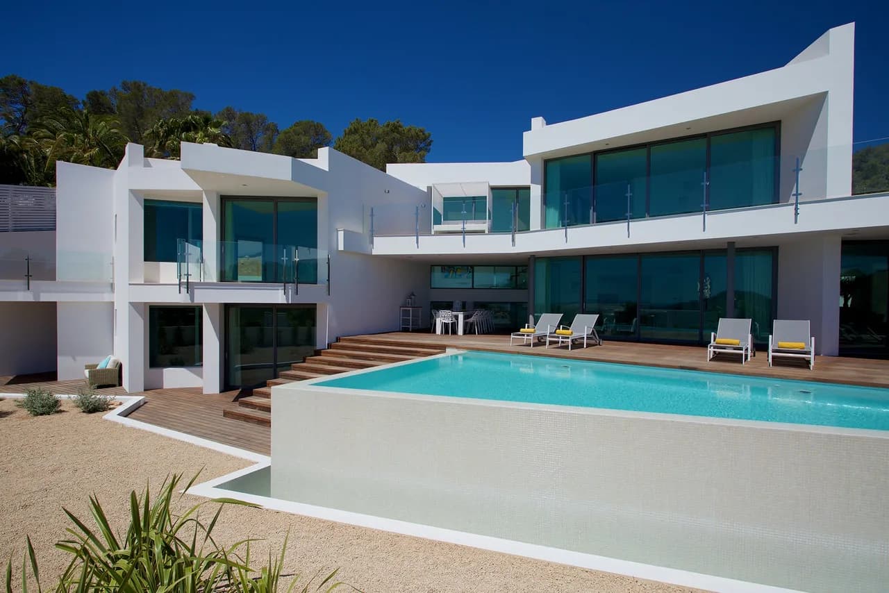 Modern Masterpiece with Vast Terracing and Designer Finishes photo 2