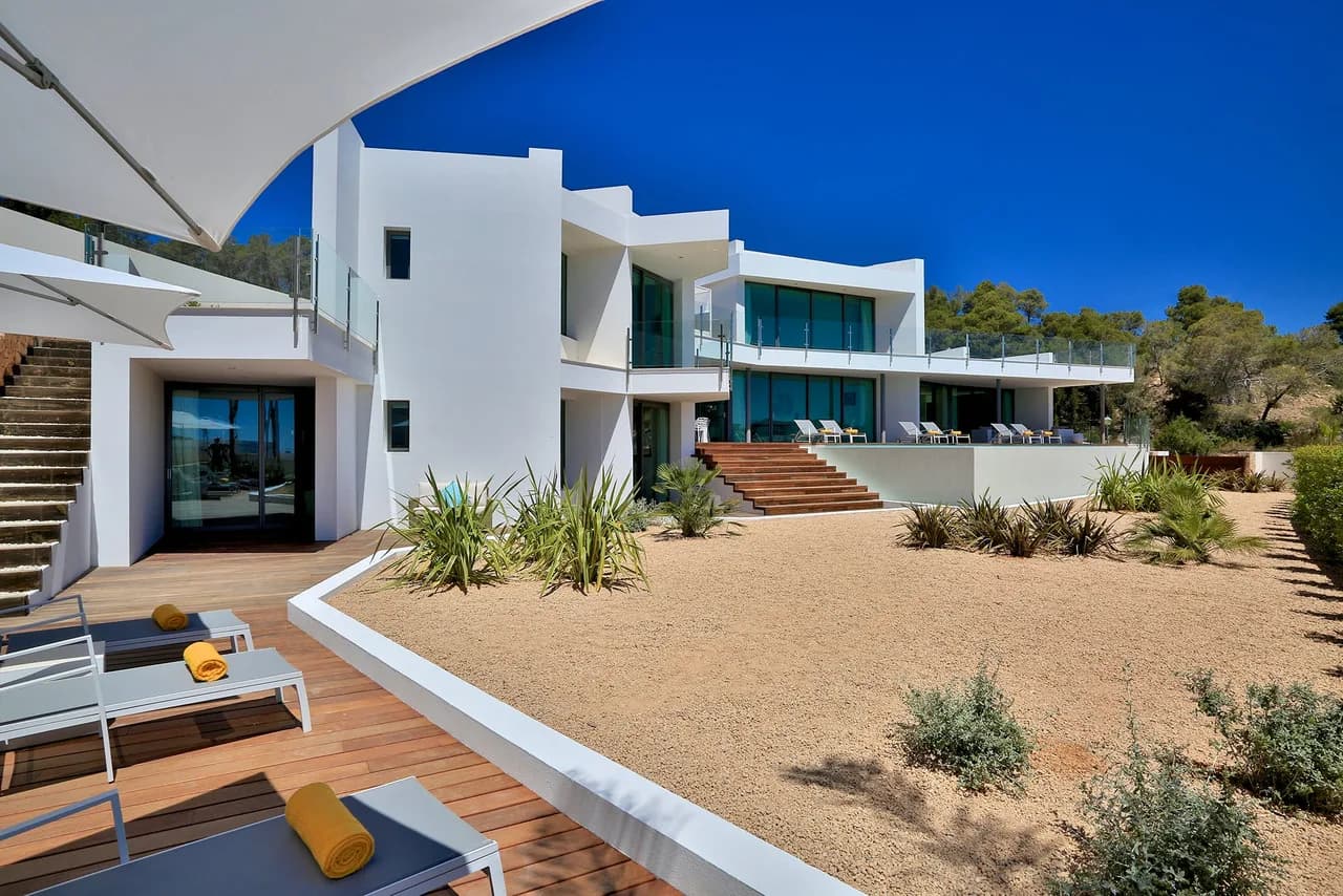 Modern Masterpiece with Vast Terracing and Designer Finishes photo 3