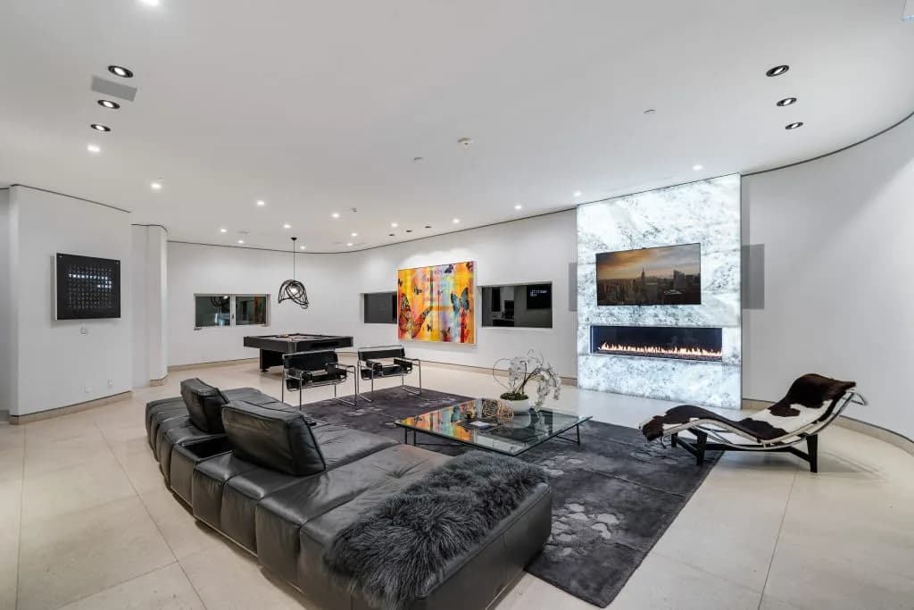 Lush Canyon Setting Villa with Cinema photo 2