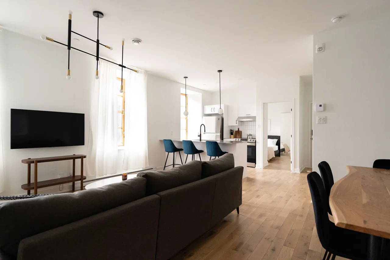 Two-Bedrooms Suite Apartment in beautifully renovated Heritage Building, Old Montreal, Pet-Friendly!