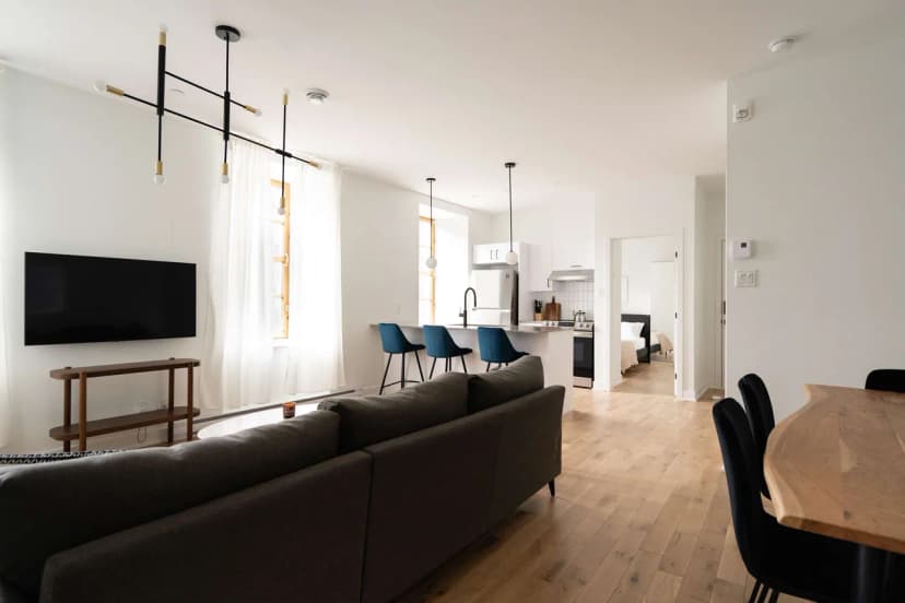 Two-Bedrooms Suite Apartment in beautifully renovated Heritage Building, Old Montreal, Pet-Friendly!